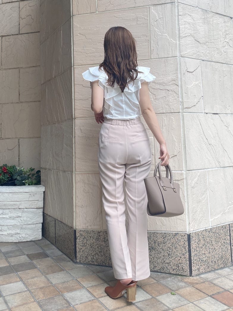 ブラウン系のサンダル、ホワイト系のシャツ/ブラウス、ベージュ系のハンドバッグを着用したレディースの夏コーディネートの4枚目の写真