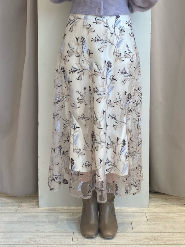 ベージュ系のブーツ、パープル系のカーディガン/ボレロ、ピンク系のスカートを着用したレディースの秋コーディネートの9枚目の写真