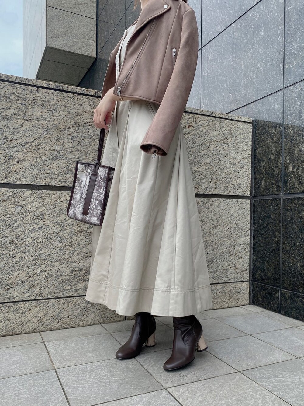 ブラウン系のニット/セーター、ブラウン系のその他シューズ、ブラウン系のテーラードジャケットを着用したレディースの秋コーディネートの3枚目の写真