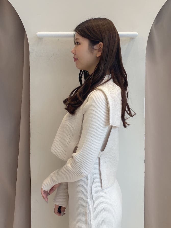 ホワイト系のワンピース、ブラック系のブーツを着用したレディースの秋コーディネートの6枚目の写真