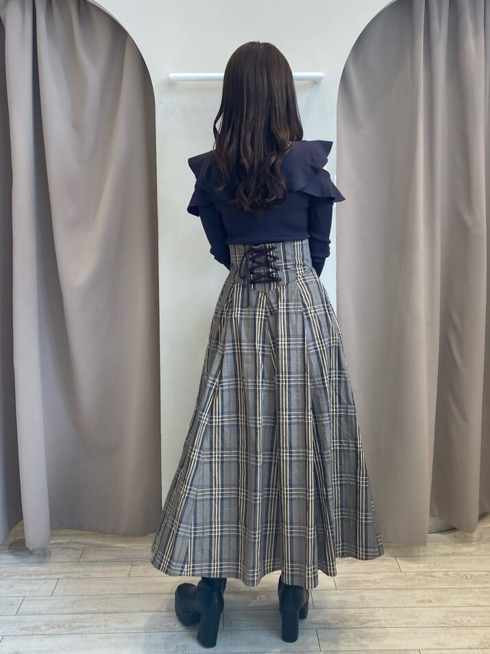 ベージュ系のスカート、グレー系のニット/セーター、ベージュ系のスカートを着用したレディースの秋コーディネートの3枚目の写真