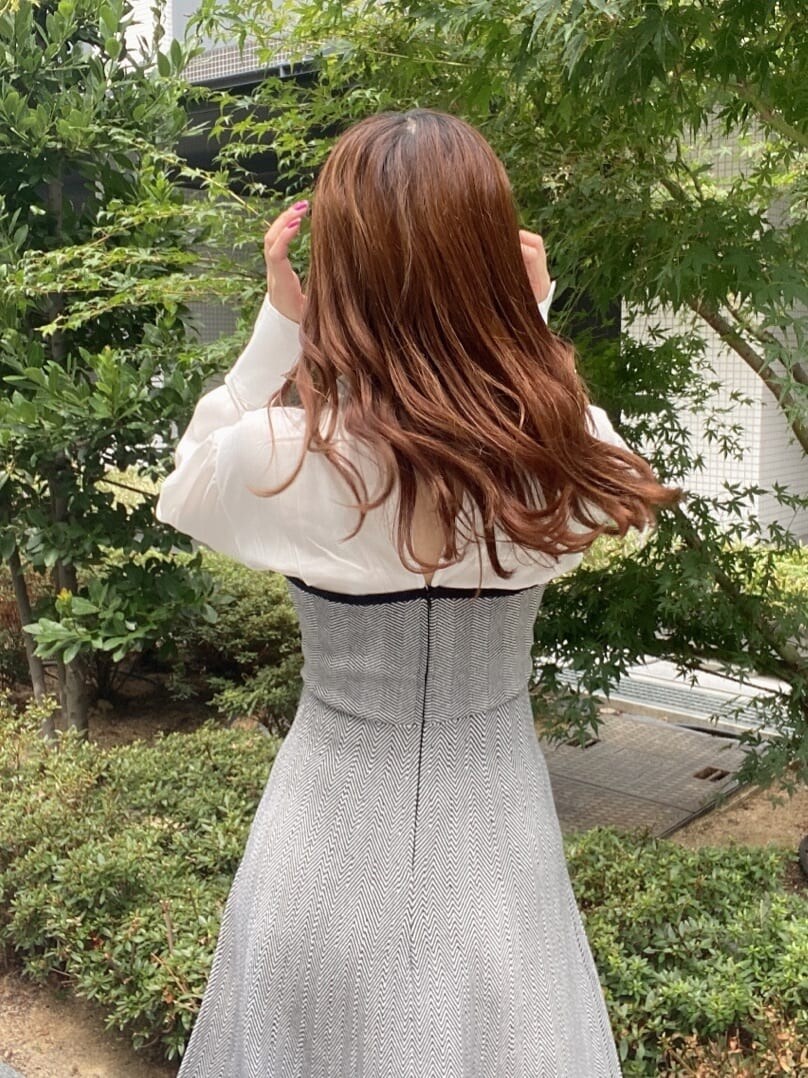 ブラック系のブーツ、その他のワンピースを着用したレディースの夏コーディネートの6枚目の写真