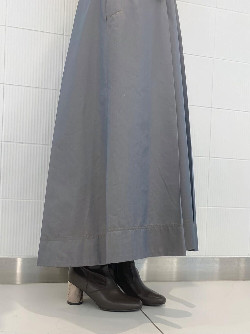 ホワイト系のシャツ/ブラウス、ベージュ系のスカート、ブラウン系のその他シューズを着用したレディースの夏コーディネートの5枚目の写真