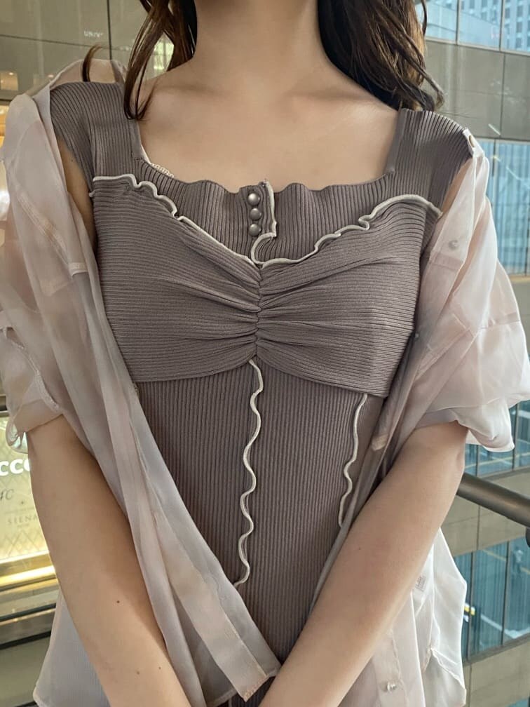 ベージュ系のワンピース、ベージュ系のシャツ/ブラウス、ホワイト系のサンダルを着用したレディースの春コーディネートの6枚目の写真