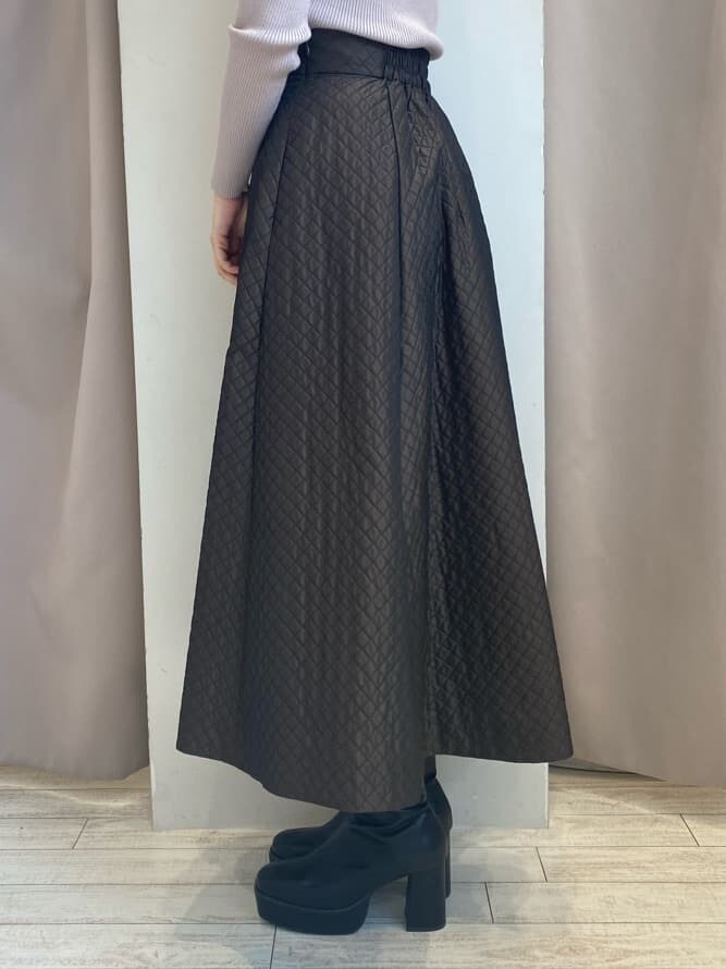 ブラウン系のスカート、ブラウン系のスカート、ブラック系のブーツを着用したレディースの秋コーディネートの7枚目の写真