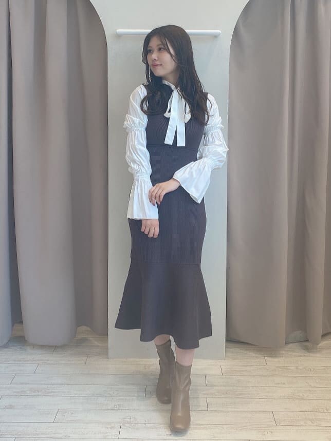 ホワイト系のシャツ/ブラウス、ベージュ系のブーツ、ホワイト系のライダースジャケットを着用したレディースの秋コーディネートの8枚目の写真