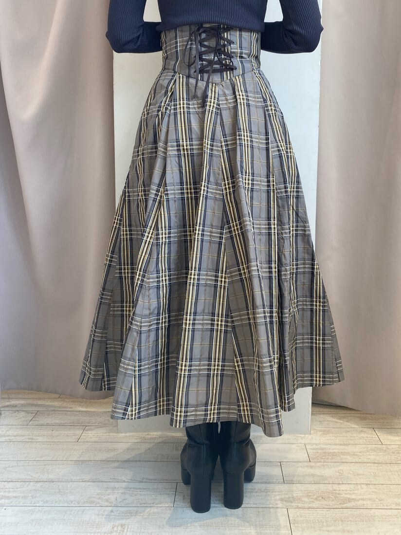 ベージュ系のスカート、グレー系のニット/セーター、ベージュ系のスカートを着用したレディースの秋コーディネートの8枚目の写真