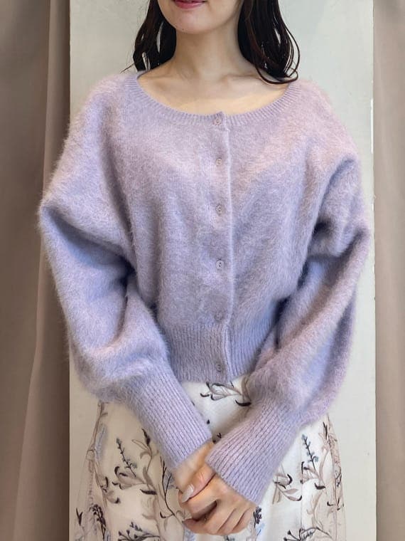 ベージュ系のブーツ、パープル系のカーディガン/ボレロ、ピンク系のスカートを着用したレディースの秋コーディネートの7枚目の写真