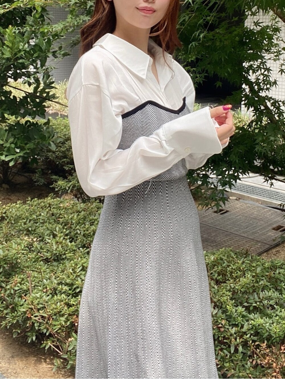 ブラック系のブーツ、その他のワンピースを着用したレディースの夏コーディネートの5枚目の写真