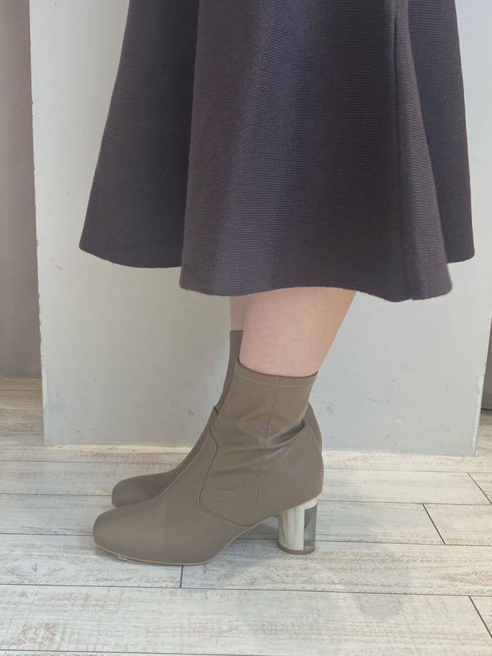 ホワイト系のシャツ/ブラウス、ベージュ系のブーツ、ホワイト系のライダースジャケットを着用したレディースの秋コーディネートの5枚目の写真