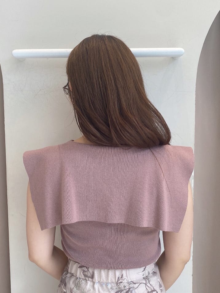 ベージュ系のサンダル、ブラウン系のニット/セーター、ピンク系のスカートを着用したレディースの春コーディネートの6枚目の写真