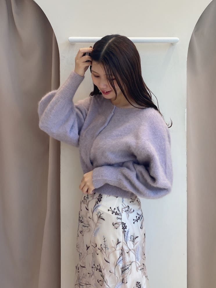 ベージュ系のブーツ、パープル系のカーディガン/ボレロ、ピンク系のスカートを着用したレディースの秋コーディネートの6枚目の写真