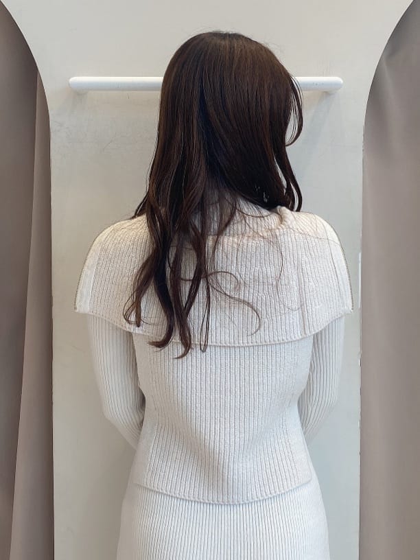 ホワイト系のワンピース、ブラック系のブーツを着用したレディースの秋コーディネートの7枚目の写真