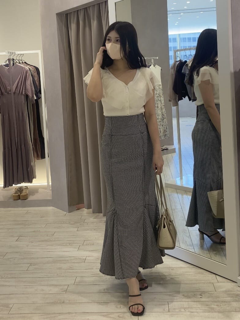 その他のスカート、ブラウン系のサンダル、ホワイト系のカーディガン/ボレロを着用したレディースの夏コーディネートの3枚目の写真