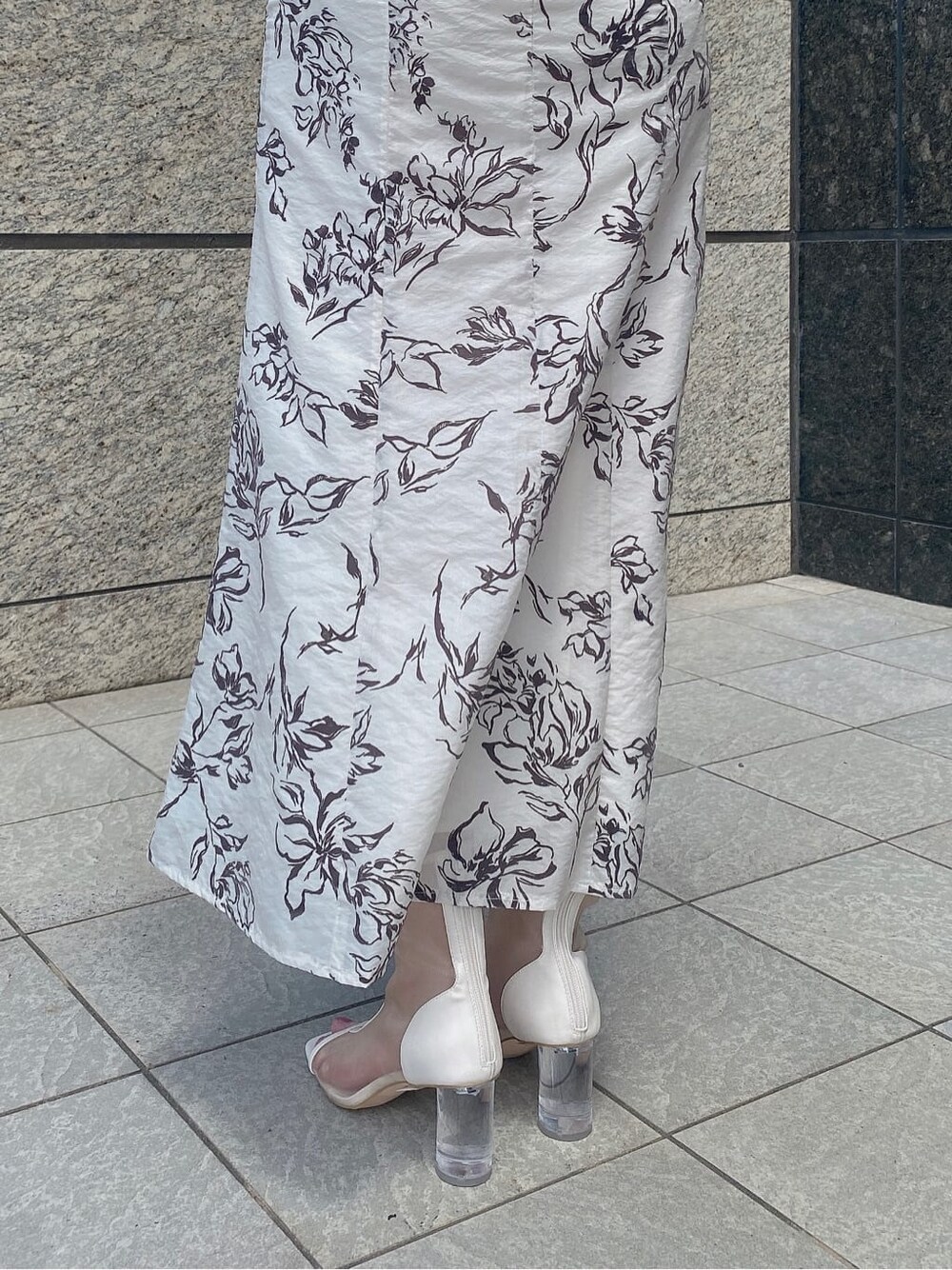 ホワイト系のスカート、ホワイト系のその他シューズ、グリーン系のニット/セーターを着用したレディースの夏コーディネートの4枚目の写真