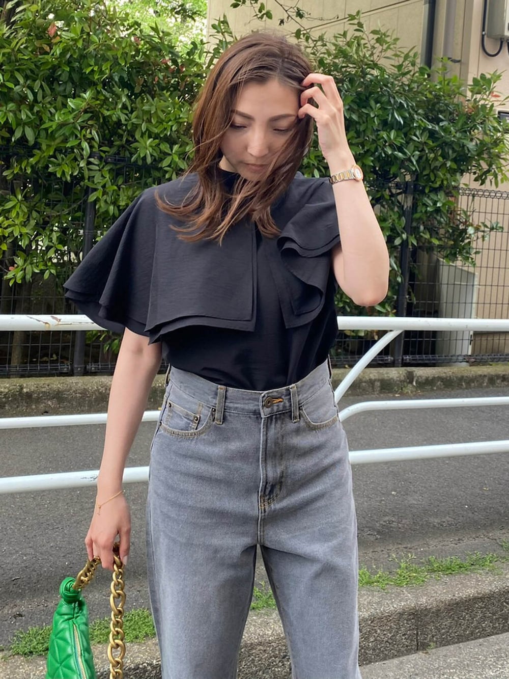 グレー系のデニムパンツ、ブラック系のシャツ/ブラウスを着用したレディースの夏コーディネートの2枚目の写真