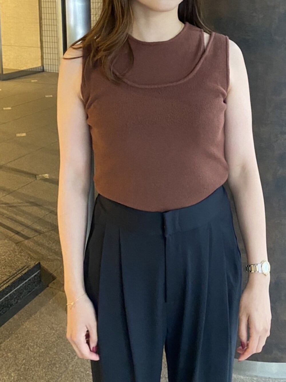 ブルー系のその他パンツ、ブラウン系のニット/セーターを着用したレディースの夏コーディネートの3枚目の写真