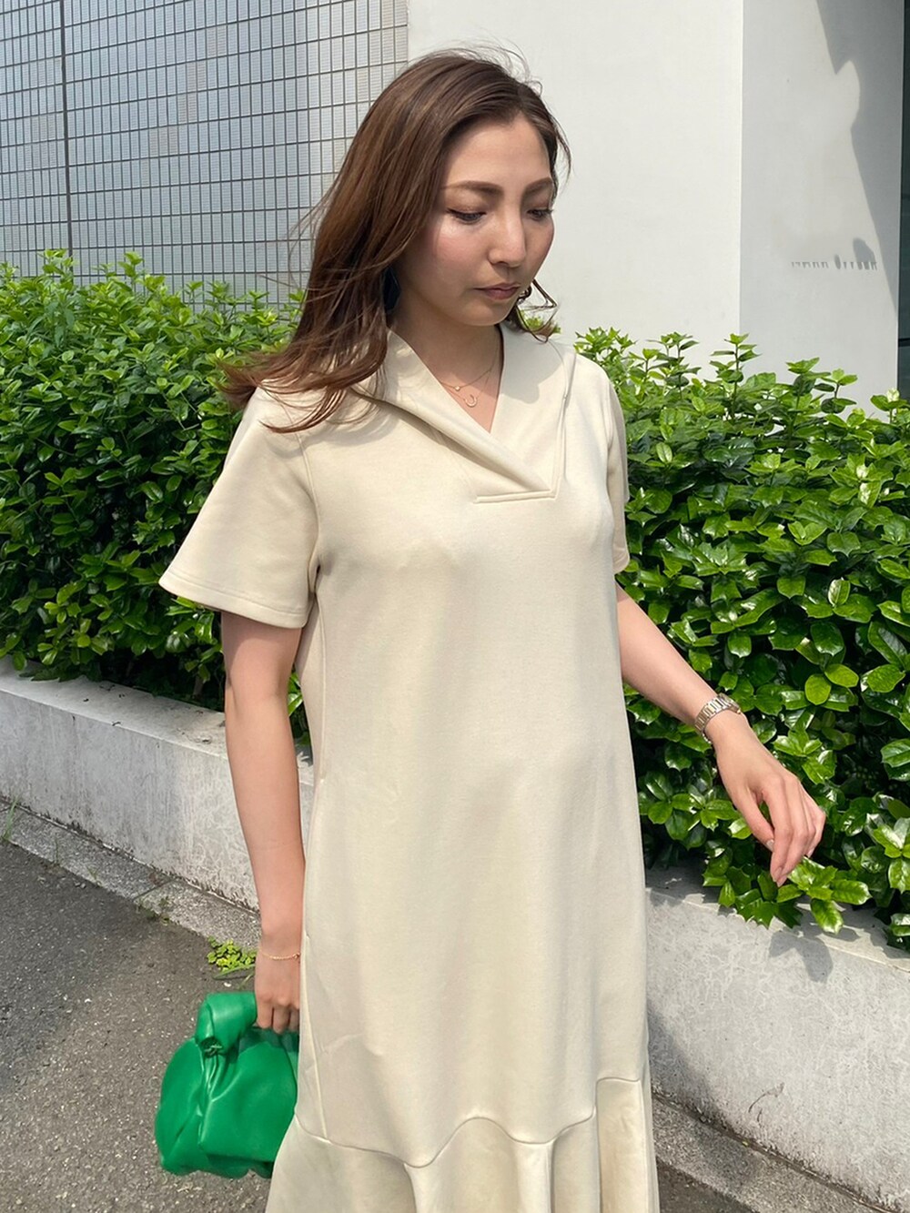 ホワイト系のワンピースを着用したレディースの夏コーディネートの2枚目の写真