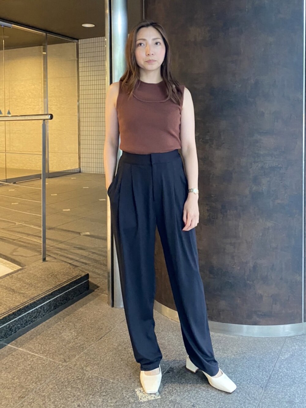 ブルー系のその他パンツ、ブラウン系のニット/セーターを着用したレディースの夏コーディネートの2枚目の写真