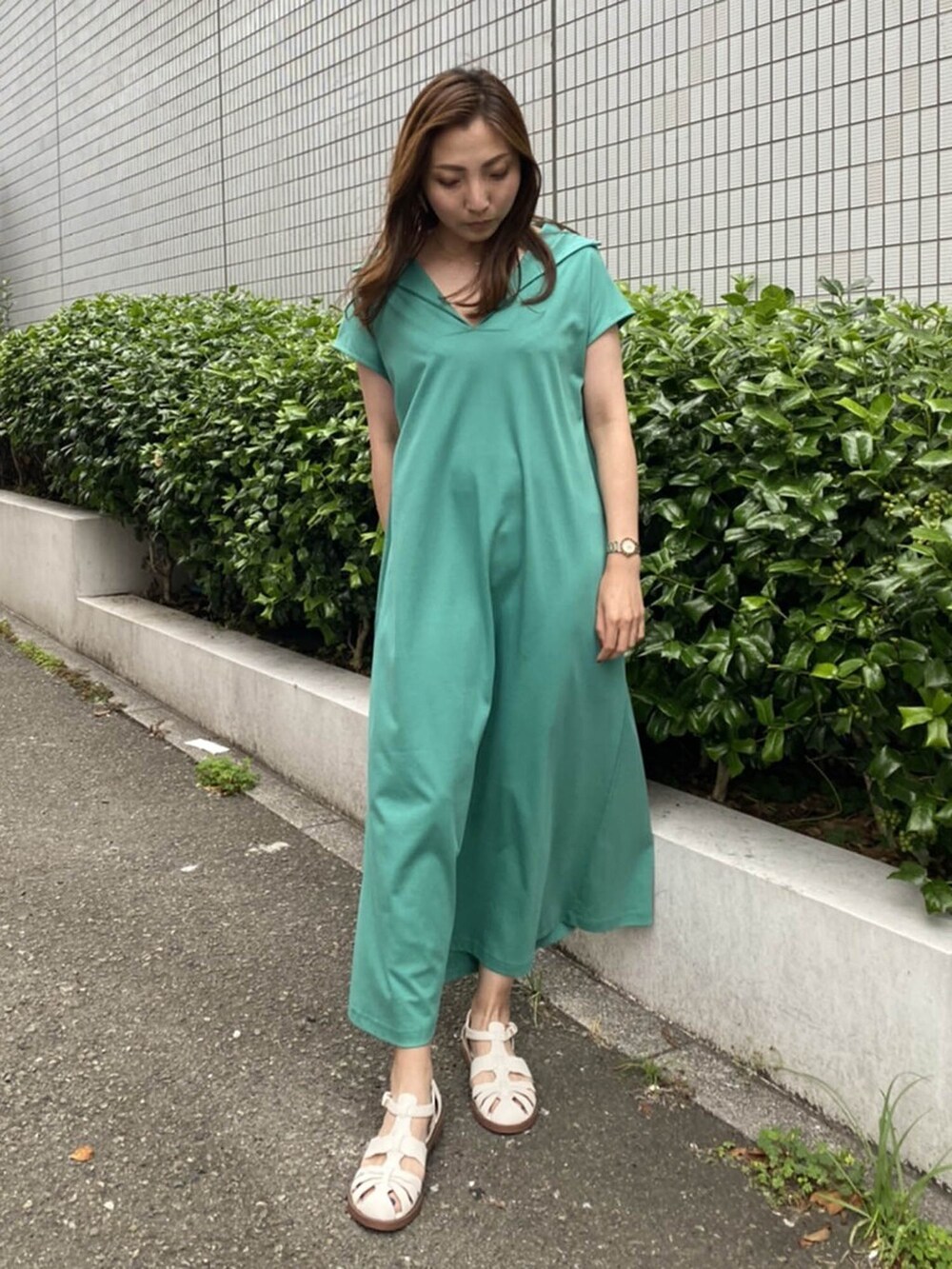 グリーン系のワンピースを着用したレディースの夏コーディネートの3枚目の写真
