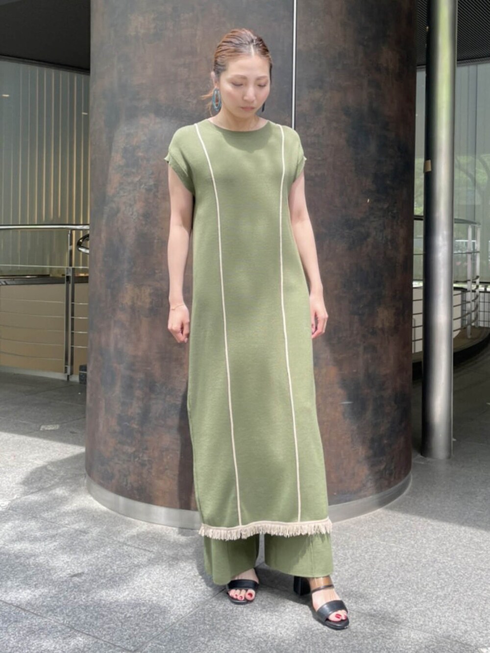 ベージュ系のワンピース、ベージュ系のその他パンツを着用したレディースの春コーディネートの2枚目の写真