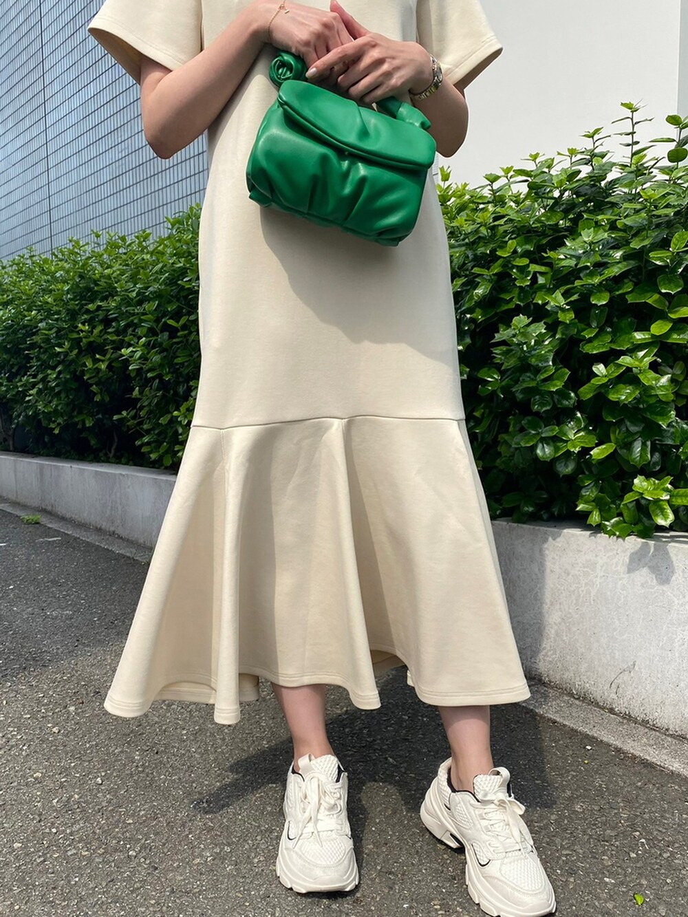 ホワイト系のワンピースを着用したレディースの夏コーディネートの3枚目の写真