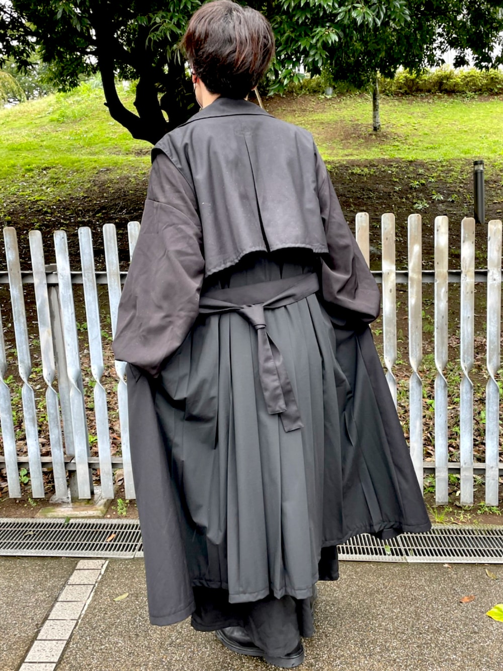 「秋ルック紹介するよ、秋服、革靴、ブラック、ブーツ」｜「HAREのプリーツノースリーブトレンチ(HARE)（トレンチコート、ブラック系）」を使った、ayuさん（メンズ・173cm）の秋コーディネートの2枚目の写真
