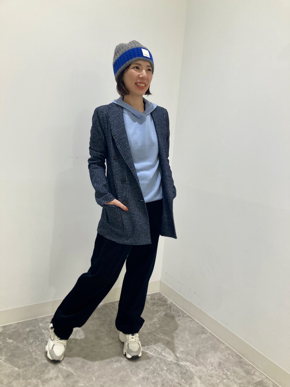 ブルー系のパンツ、ブルー系のジャケット/アウター、ブルー系のニット/セーターを着用したレディースの秋コーディネートの2枚目の写真