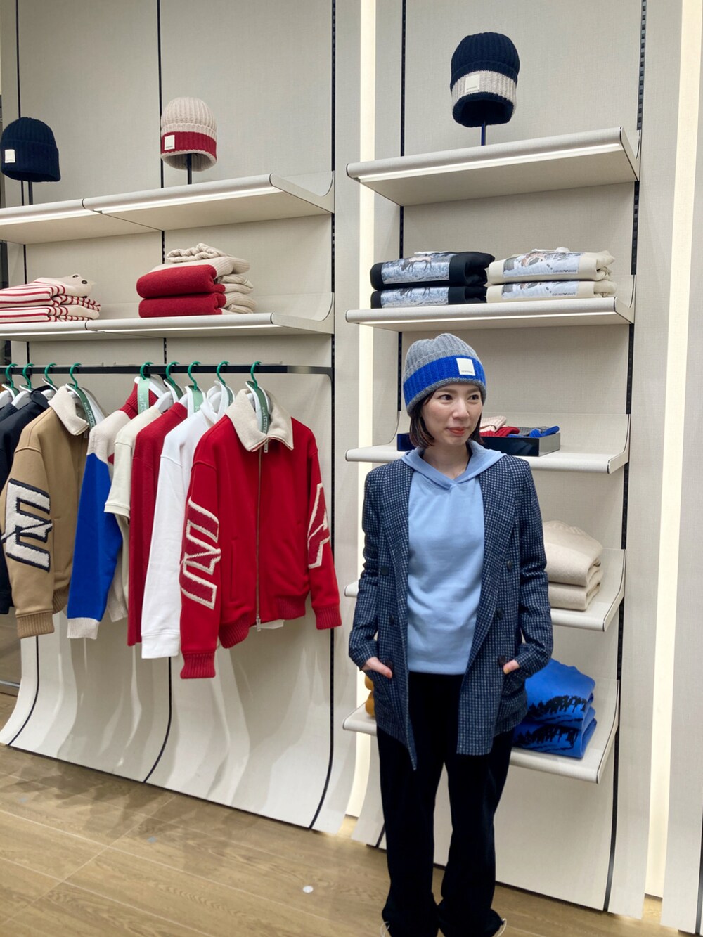 ブルー系のパンツ、ブルー系のジャケット/アウター、ブルー系のニット/セーターを着用したレディースの秋コーディネートの3枚目の写真