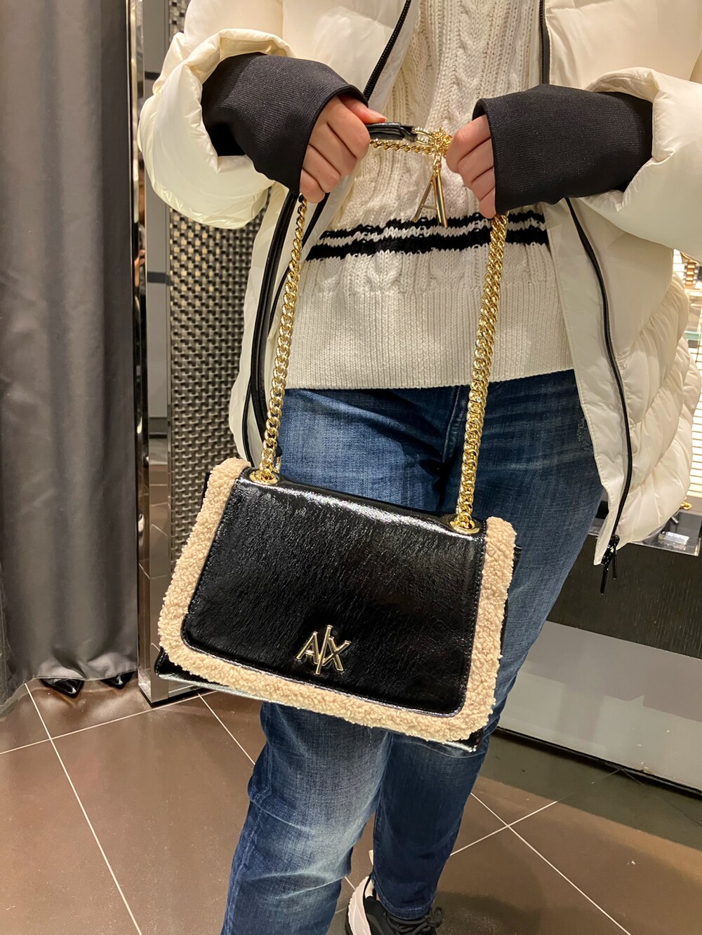 「armaniexchange、AXchanger、カジュアルコーデ、冬アウター、スニーカーコーデ、白ニット」｜「ARMANI EXCHANGEの【A|X アルマーニ エクスチェンジ】スタンドネックパファージャケット（ブルゾン、ホワイト系）」を使った、SHIRA★TAMAさん（レディース・153cm）の冬コーディネートの2枚目の写真