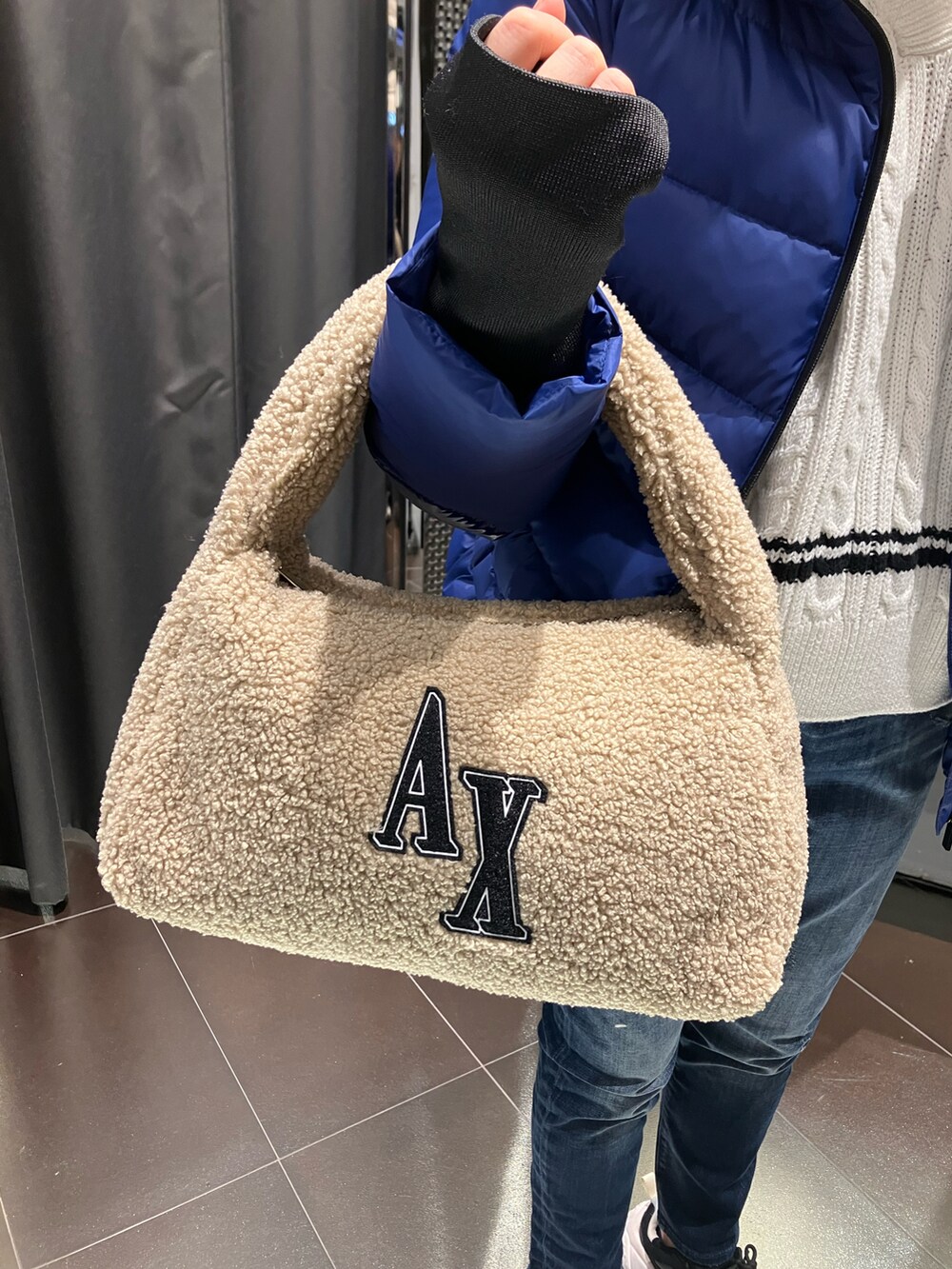 「アルマーニエクスチェンジ、AXchanger、ARMANIEXCHANGE、冬コーデ、デニムパンツ」｜「ARMANI EXCHANGEの【A|X アルマーニ エクスチェンジ】スタンドネックパファージャケット（ブルゾン、ブルー系）」を使った、SHIRA★TAMAさん（レディース・153cm）の冬コーディネートの2枚目の写真