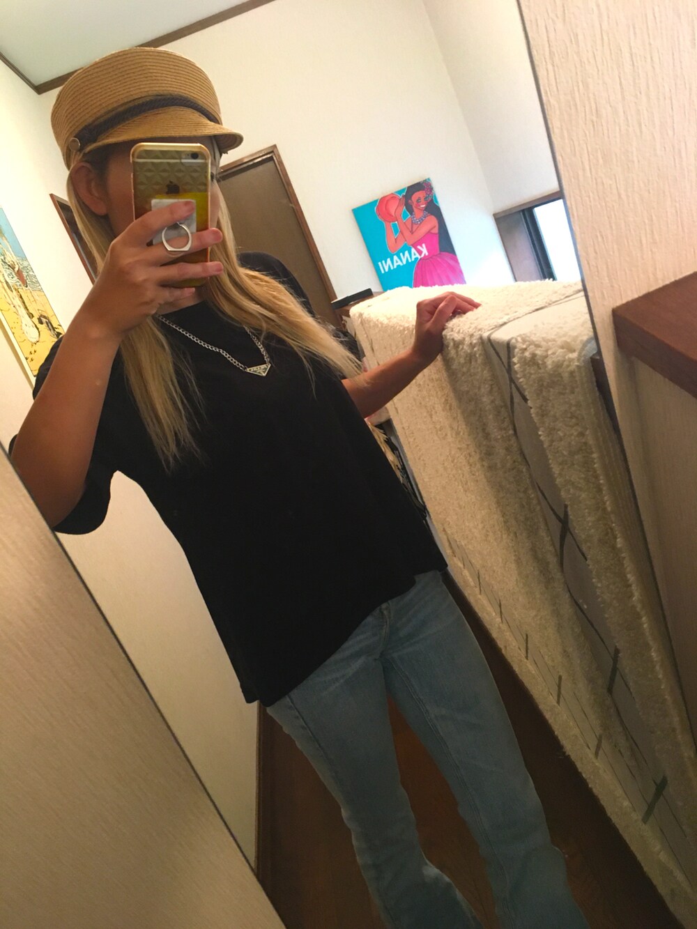 ブルー系のデニムパンツを着用したレディースの夏コーディネートの2枚目の写真