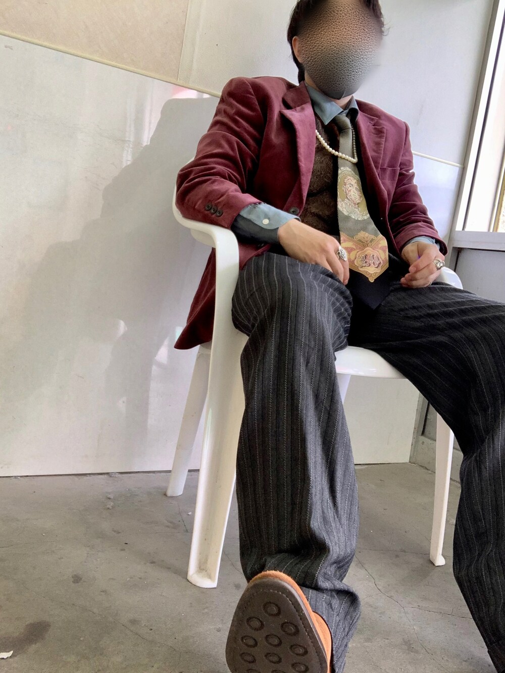 ブラック系のショルダーバッグ、グリーン系のトップス、その他のファッション雑貨を着用したメンズの夏コーディネートの2枚目の写真