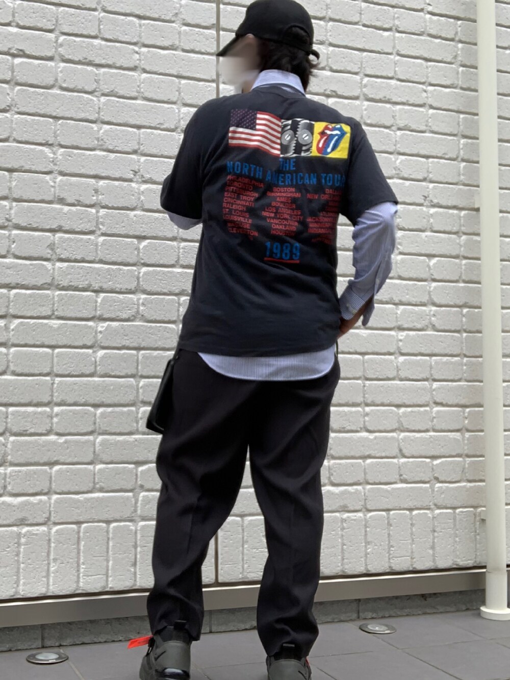 ブルー系のシャツ/ブラウス、グリーン系のトップス、ブラック系のスニーカーを着用したメンズの春コーディネートの3枚目の写真