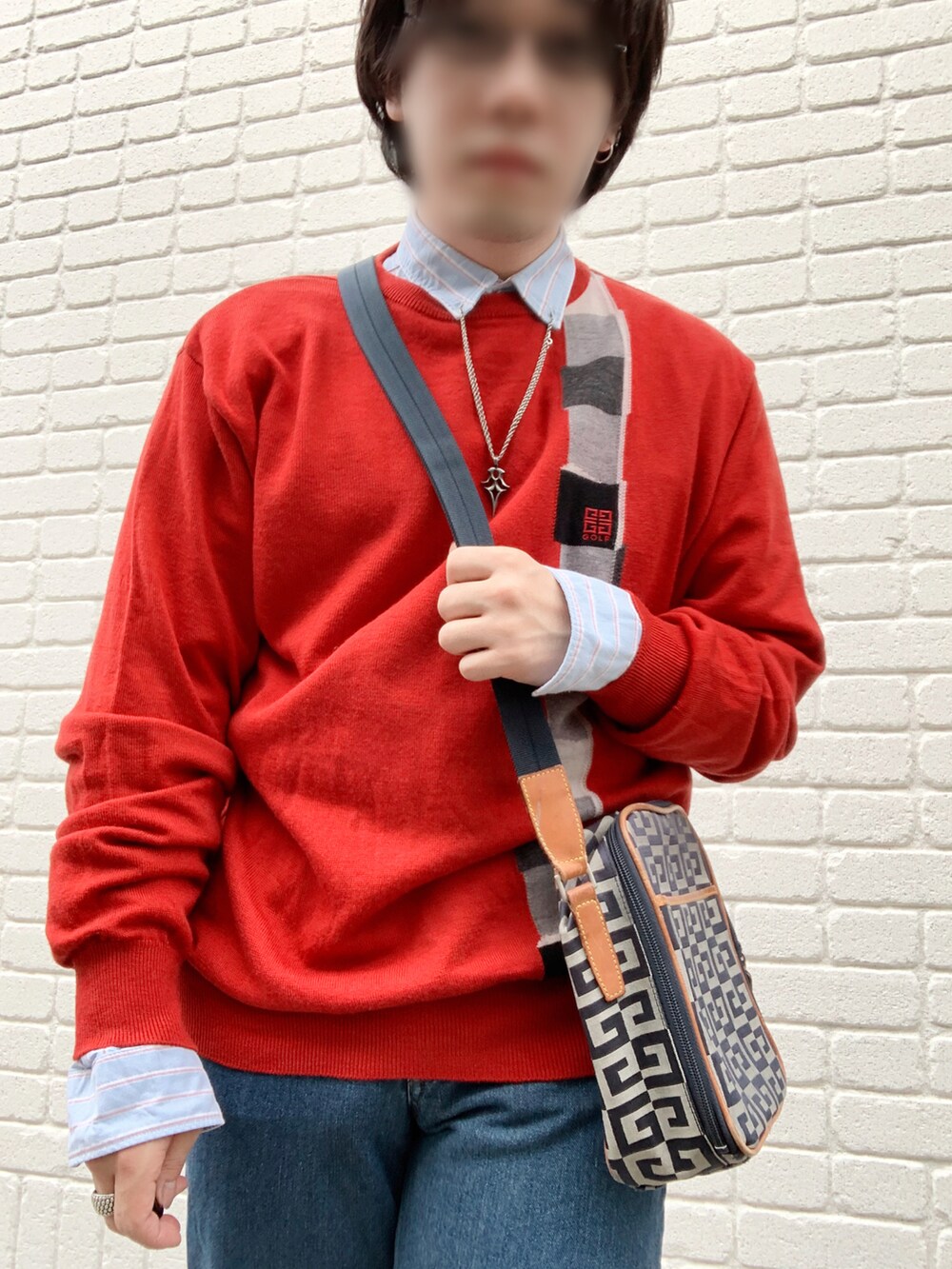 グリーン系のトップスを着用したメンズの春コーディネートの2枚目の写真