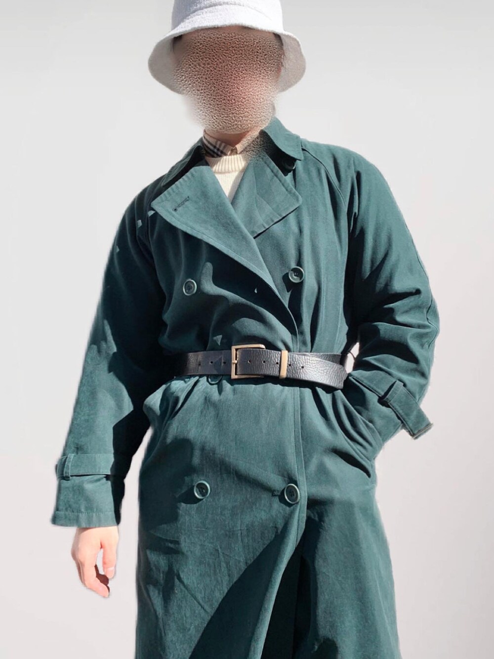 グリーン系のトップスを着用したメンズの冬コーディネートの2枚目の写真