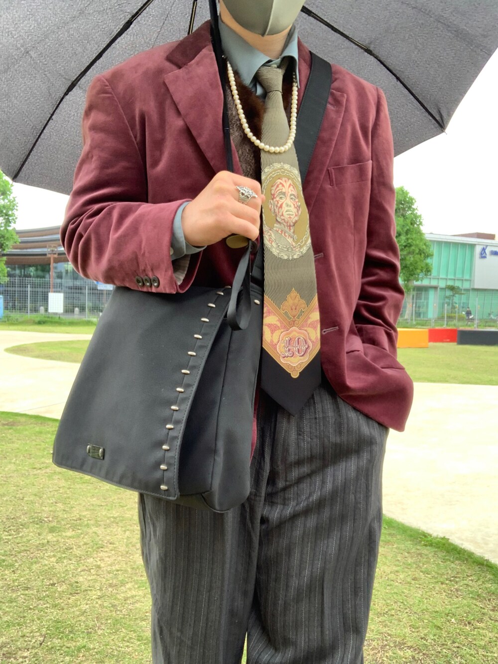 ブラック系のショルダーバッグ、グリーン系のトップス、その他のファッション雑貨を着用したメンズの夏コーディネートの3枚目の写真