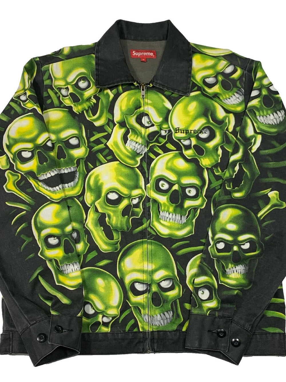 グリーン系のジャケット/アウターを着用したメンズの冬コーディネートの2枚目の写真