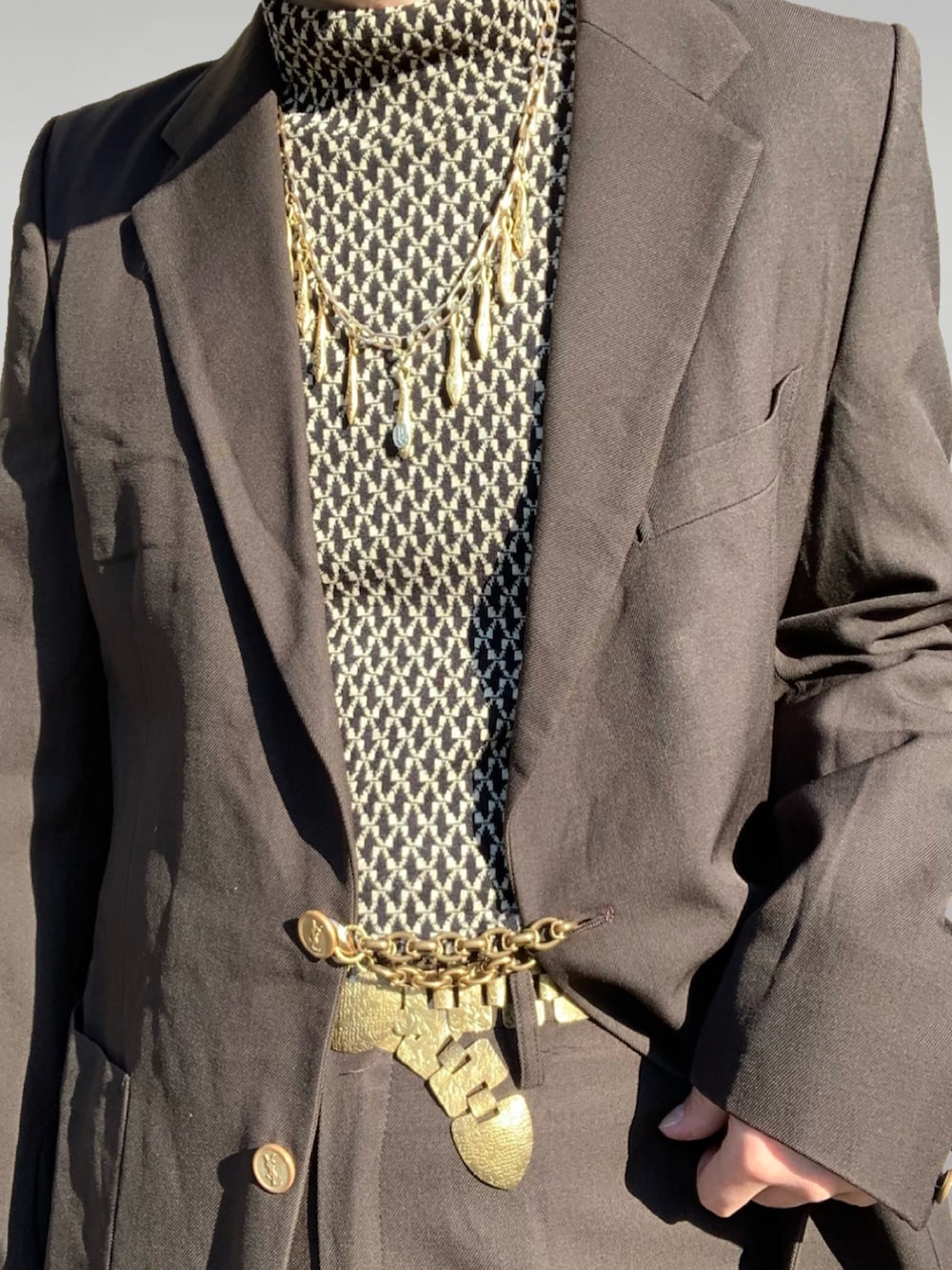 ブラック系のサンダル、グリーン系のトップスを着用したメンズの春コーディネートの3枚目の写真