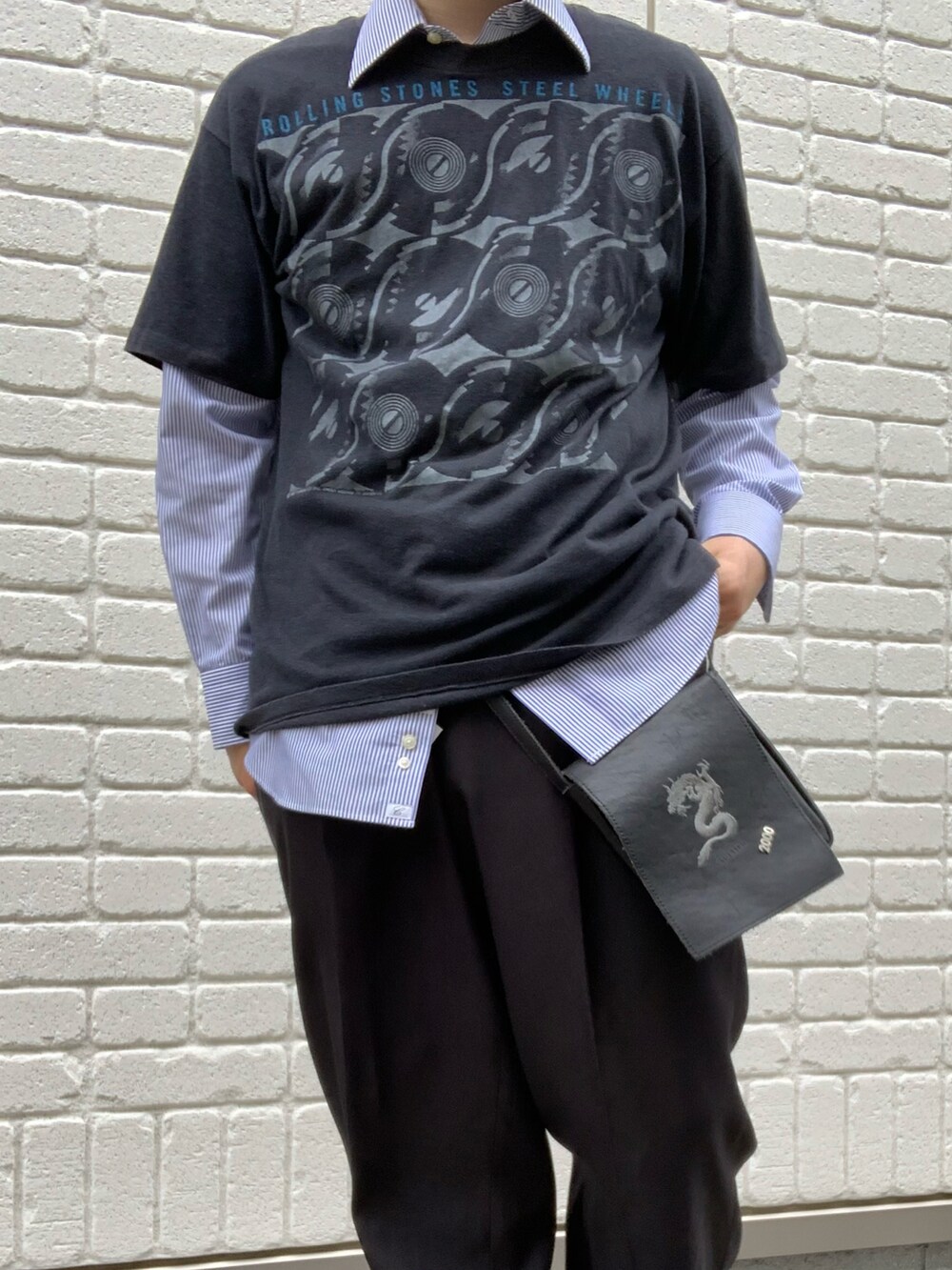 ブルー系のシャツ/ブラウス、グリーン系のトップス、ブラック系のスニーカーを着用したメンズの春コーディネートの2枚目の写真