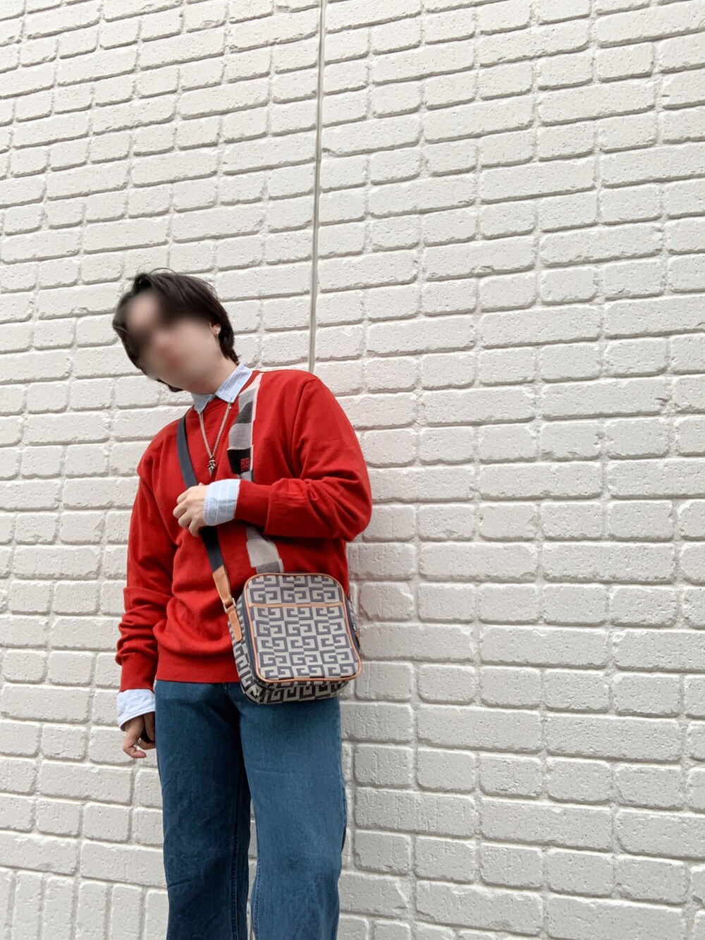 グリーン系のトップスを着用したメンズの春コーディネートの3枚目の写真