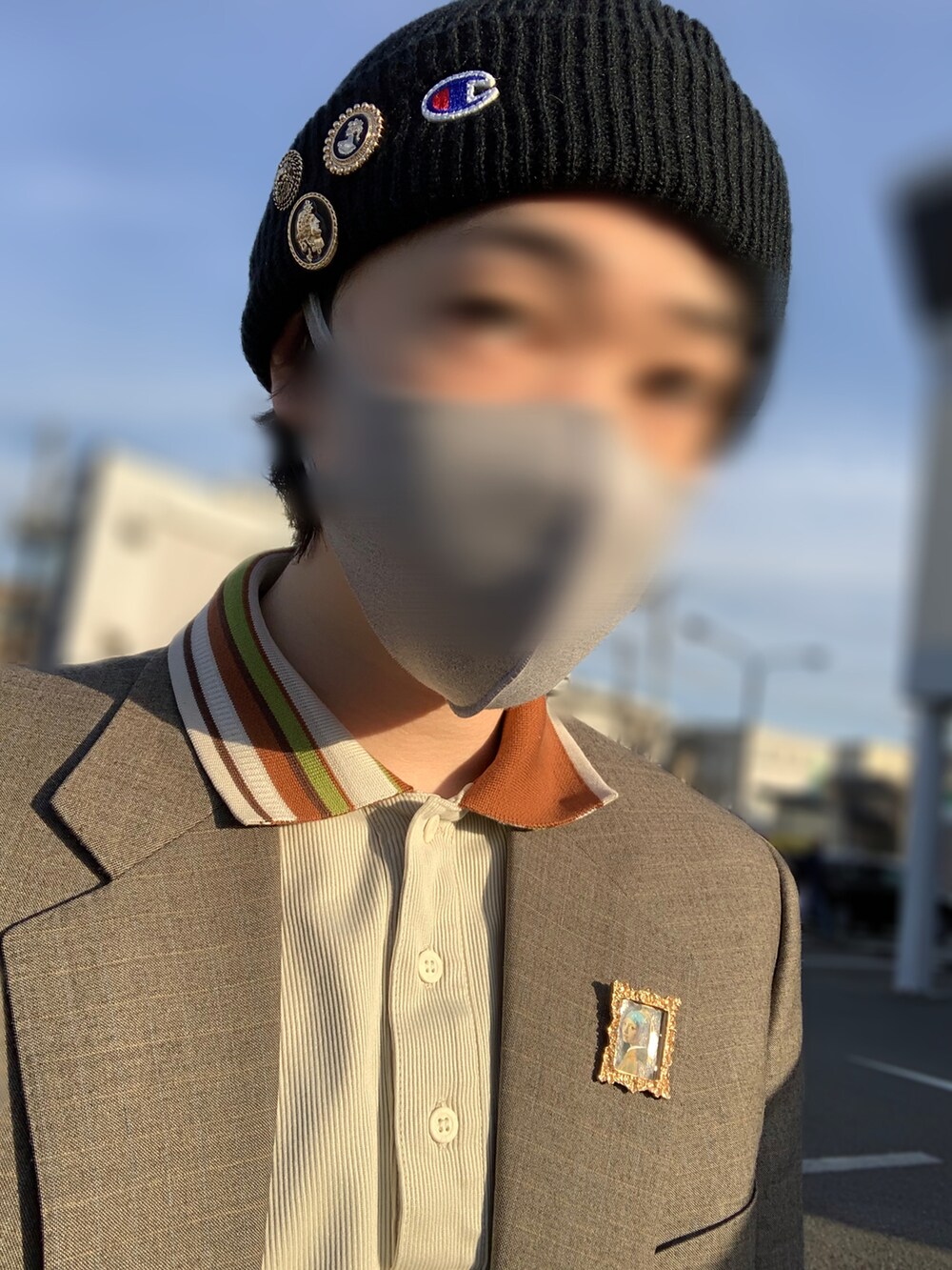 グリーン系のトップスを着用したメンズの春コーディネートの2枚目の写真