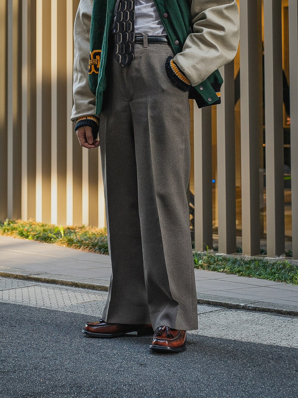 「ごきげんウィーク、春夏コーデ、休日コーデ、休日スタイル、スタジャン、ネクタイ、トラッド、古着MIX、無印良品、ローファー、ローファーコーデ、低身長、低身長コーデ、低身長男子、タックイン」｜「古着のアイテム（スタジャン、グリーン系）」を使った、てんちさん（メンズ・165cm）の春コーディネートの4枚目の写真