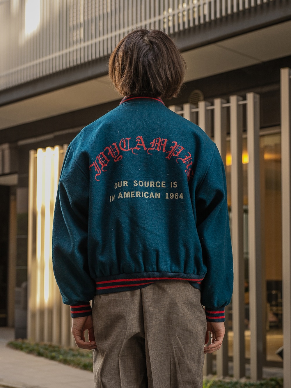 ブルー系のスタジャン、ホワイト系のシャツ/ブラウス、ベージュ系のネクタイを着用したメンズの春コーディネートの4枚目の写真