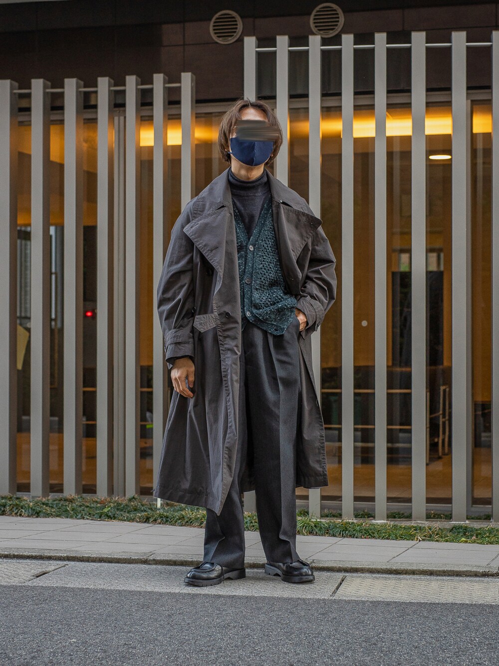 グレー系のニット/セーター、グレー系のトレンチコート、ブルー系のカーディガン/ボレロを着用したメンズの春コーディネートの2枚目の写真