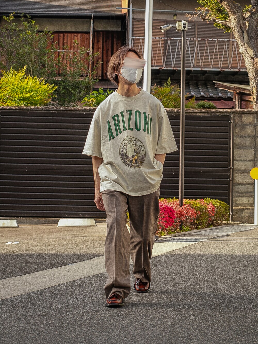 ベージュ系のTシャツ/カットソー、ブラウン系のスラックス、ブラウン系のローファーを着用したメンズの春コーディネートの2枚目の写真