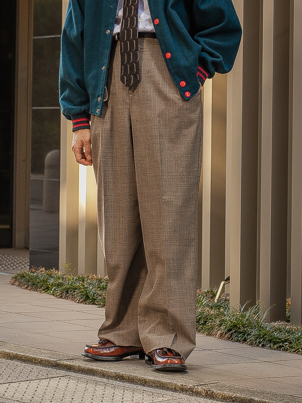 ブルー系のスタジャン、ホワイト系のシャツ/ブラウス、ベージュ系のネクタイを着用したメンズの春コーディネートの5枚目の写真