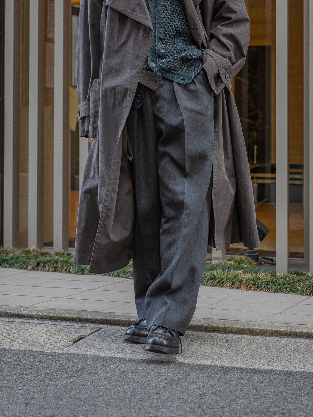 グレー系のニット/セーター、グレー系のトレンチコート、ブルー系のカーディガン/ボレロを着用したメンズの春コーディネートの3枚目の写真