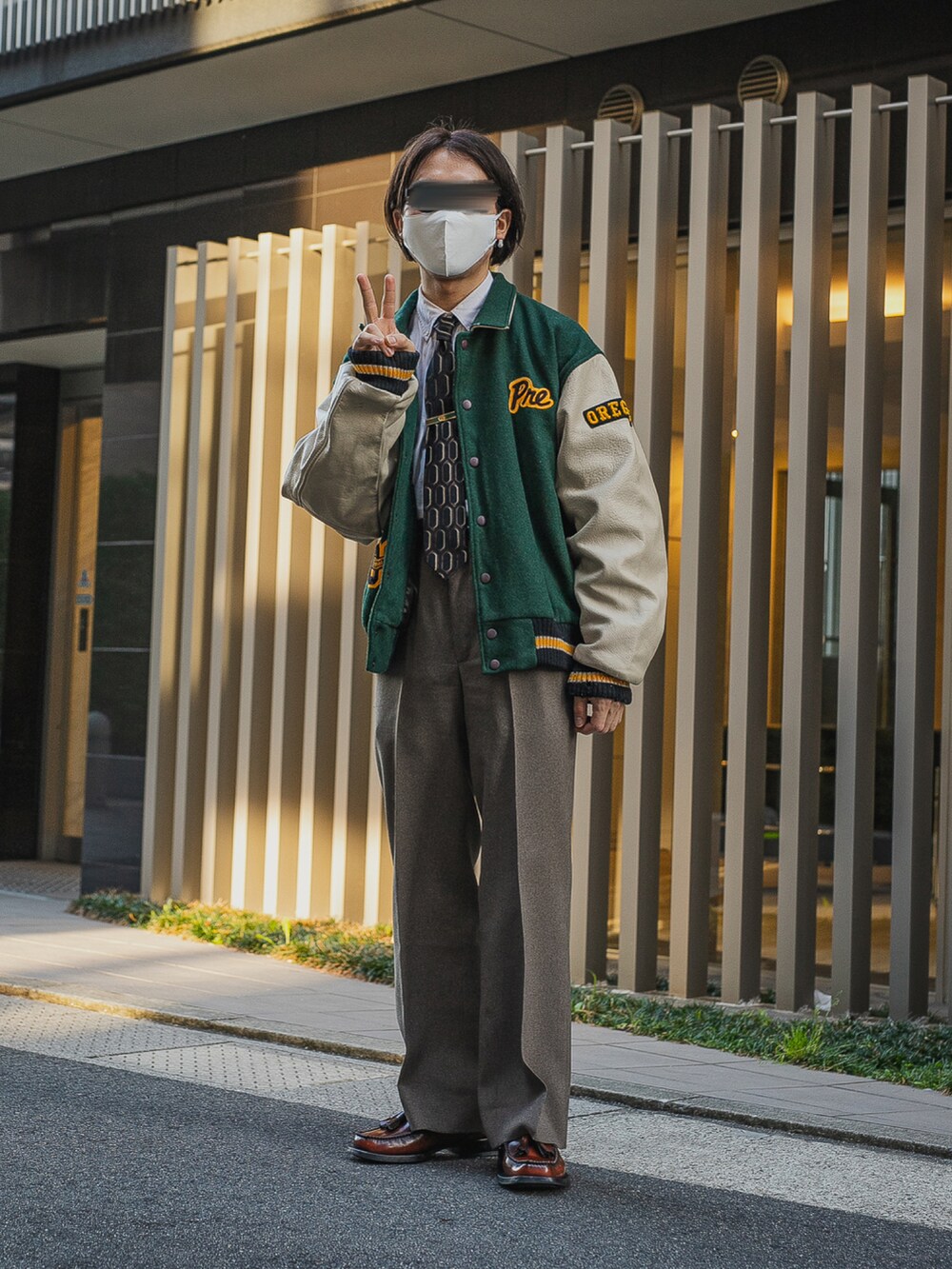 「ごきげんウィーク、春夏コーデ、休日コーデ、休日スタイル、スタジャン、ネクタイ、トラッド、古着MIX、無印良品、ローファー、ローファーコーデ、低身長、低身長コーデ、低身長男子、タックイン」｜「古着のアイテム（スタジャン、グリーン系）」を使った、てんちさん（メンズ・165cm）の春コーディネートの2枚目の写真