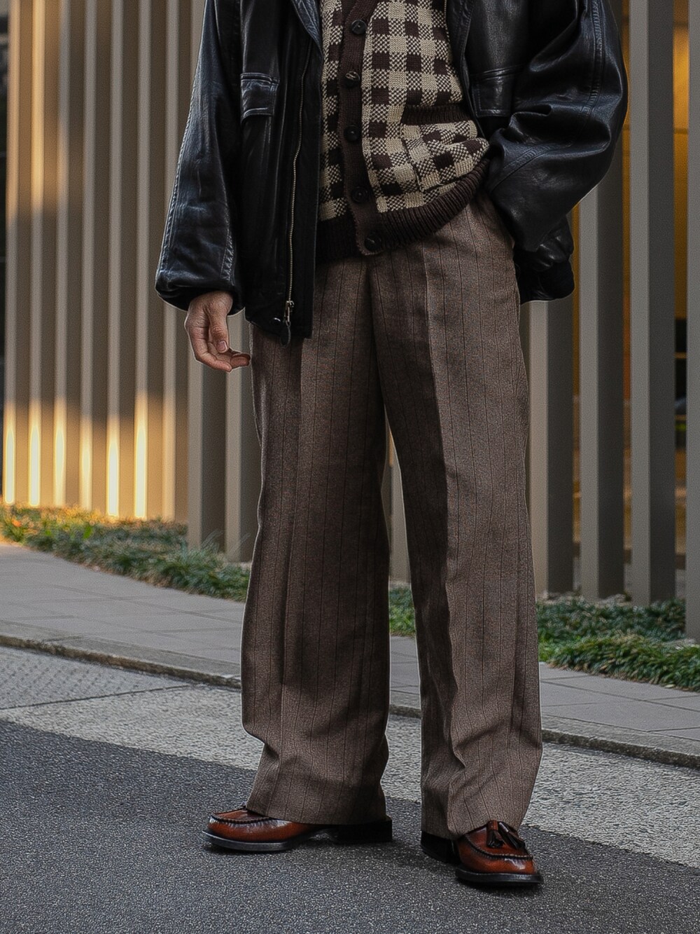 ベージュ系のニット/セーター、ブルー系のシャツ/ブラウス、ブラウン系のスラックスを着用したメンズの春コーディネートの3枚目の写真